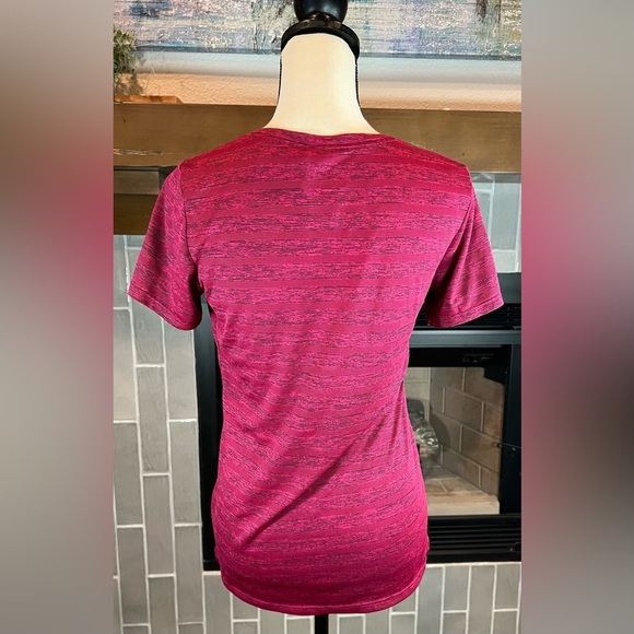 The Nike Tee Women's Dri-Fit Golf Tennis Cross Fit Gym T-shirt Sz Medium - Picture 2 of 6